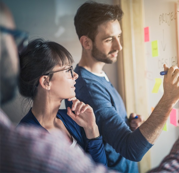 jeunes gens travaillant sur un projet internet