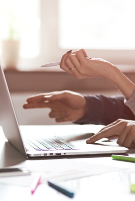 personnes pointant un écran