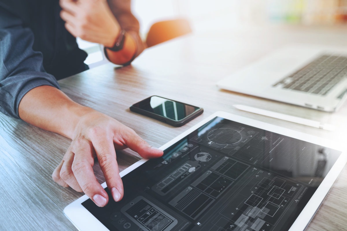 Website-Designer arbeitet digitales Tablet und Laptop